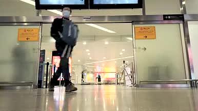 机场航班出站口人来人往延时视频的预览图